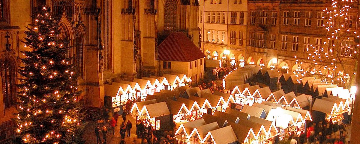 Münster mit Weihnachtsmarkt