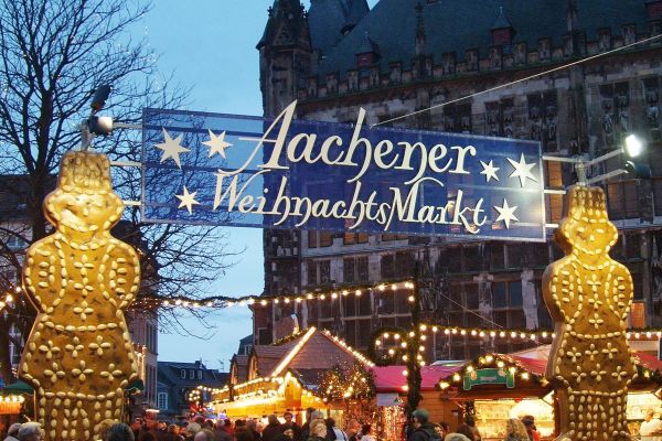 Aachener Weihnachtsmarkt mit Printenmännern