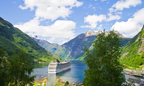 Kreuzfahrtschiff ankert in einem Fjord in Norwegen 