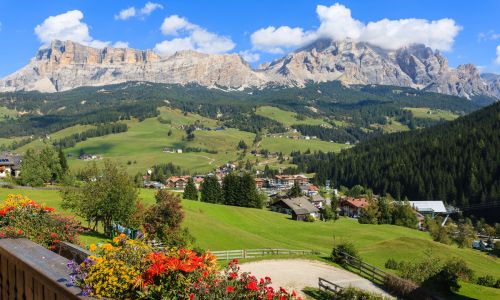 Blick auf La Villa in den Dolomiten