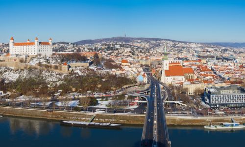 Die Skyline von Bratislava im Winter