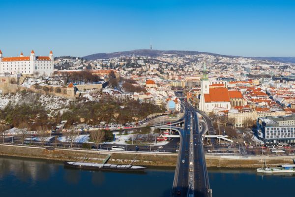 Die Skyline von Bratislava im Winter