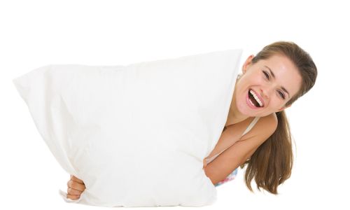 Lachende Frau mit Kissen