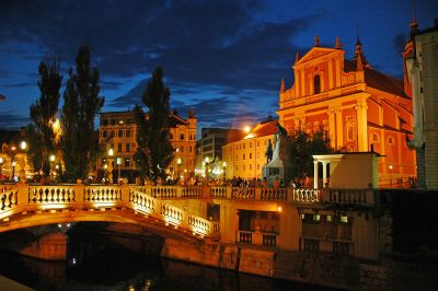 Tromostovje (Drei Brücken) am Abend