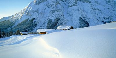 TIROLER BERGE GANZ IN WEISS