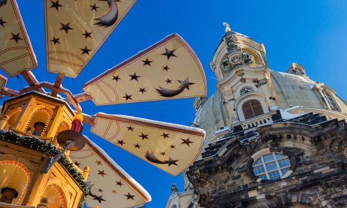 Frauenkirche und Weihnachtspyramide in Dresden