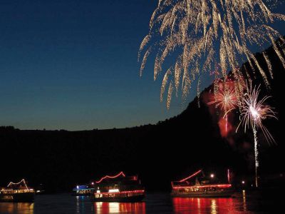 Große Flottenparade mit Feuerwerk - WARTELISTE