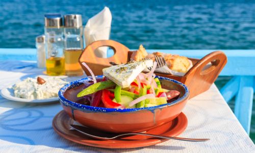 Griechischer Salat in einer Taverne