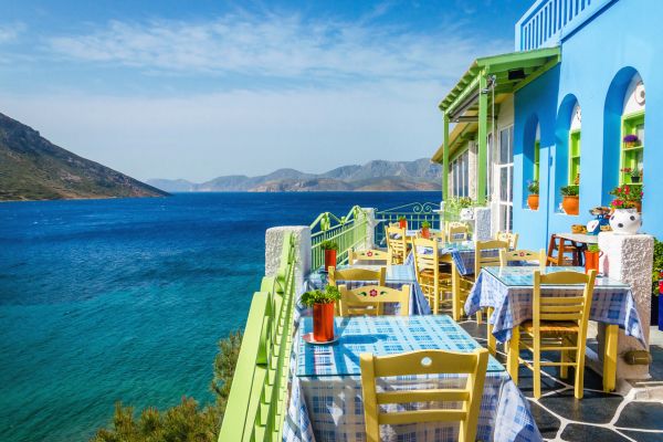 Terrasse eines typisch griechischen Restaurants
