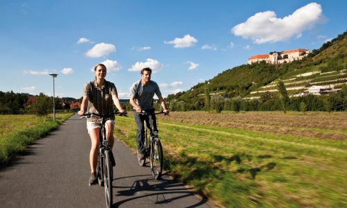 Radfahren entlang von Schloss Neuenburg