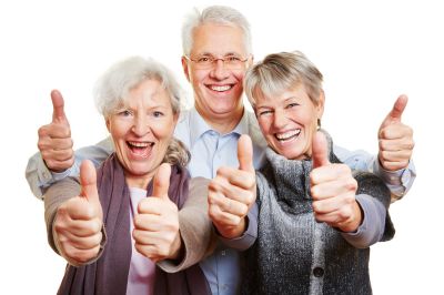 Drei Senioren halten glücklich Daumen hoch 