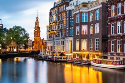 Amsterdam am Abend mit Mint Tower 