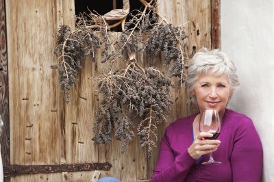 Frau mit einem Glas Wein 