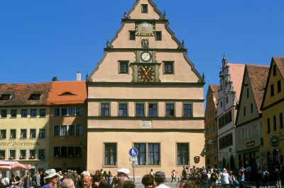 Reisegruppe in Rothenburg ob der Tauber, Burgtor