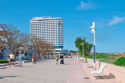 Warnemünde - Promenade mit Hotel Neptun