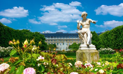 Paris - Skulptur im  Jardin du Palais Royal 