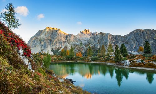 Der See von Limides und der Lagazuoi in den Dolomiten