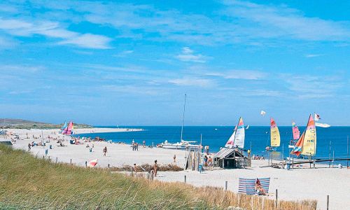 Strand mit Surfern auf Texel