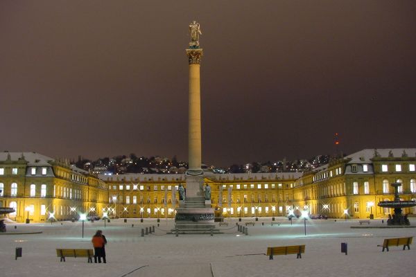 Der Schlossplatz in Stuttgart im Winter