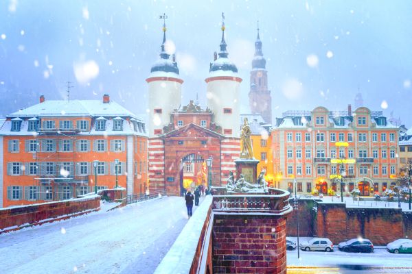 Brückentor Heidelberg zur Winterzeit