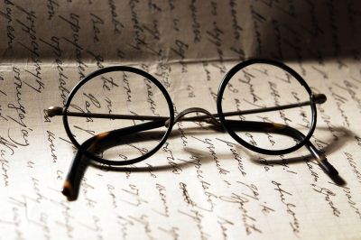 Alte Brille auf einem handgeschriebenen Brief