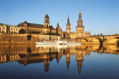 Dresden - Raddampfer am Elbeufer