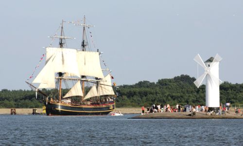 Historisches Ausflugsschiff an der Mühlenbake 