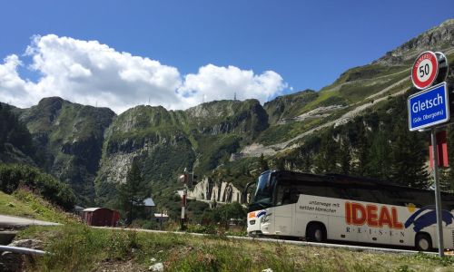 IDEAL-Bus in Gletsch mit Furka-Passstraße