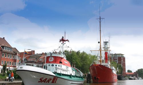 Rettungskreuzer und Museumsschiff in Emden