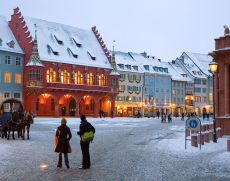 Freiburger Münsterplatz im Winter