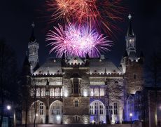 Silvester-Feuerwerk über dem Aachener Rathaus