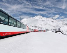 Glacier Express im Winter bei Nätschen