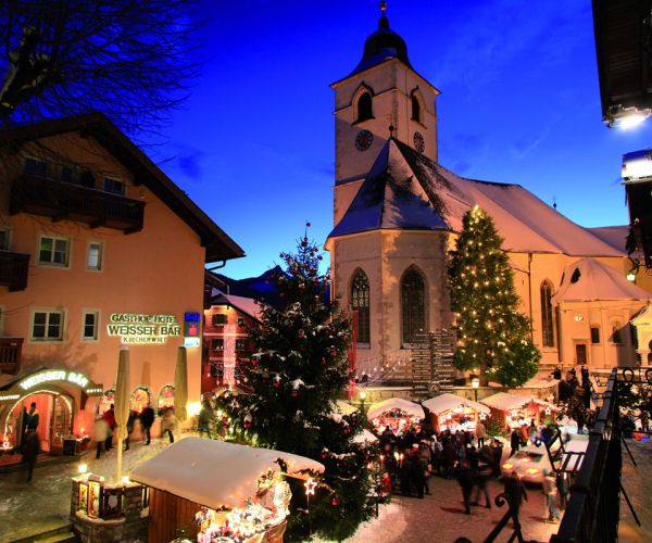Adventmarkt in St. Wolfgang mit Blick auf die Wallfahrtskirche