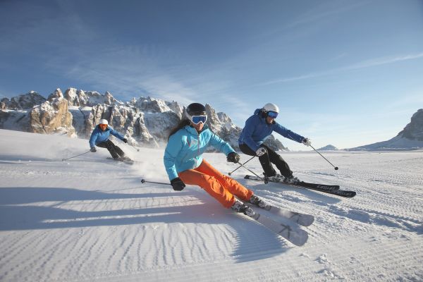 Dolomiti Superski - Skifahrer vor der Sellagruppe 