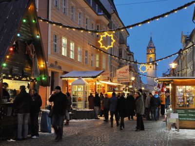 Herrnhuter Sterne und Wenzelsmarkt in Bautzen