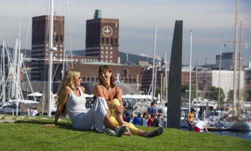 Sommer in Oslo mit Rathaus