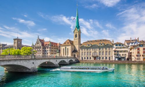 Das Stadtzentrum von Zürich mit dem Fluss Limmat