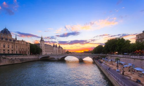 Die Pariser Conciergerie bei Sonnenuntergang