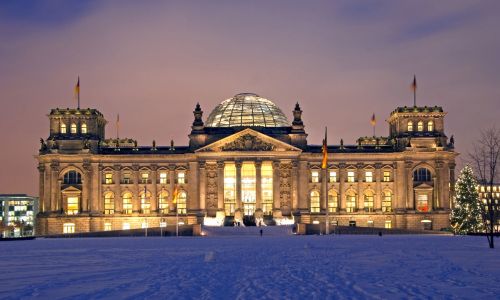 Berliner Reichstag am Winterabend
