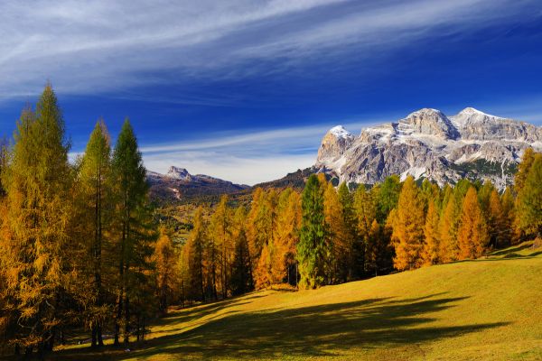 Schöne Herbstlandschaft in den Dolomiten