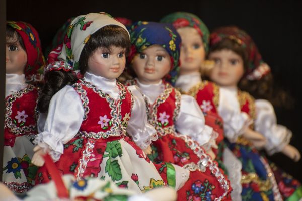 Puppen in traditioneller mitteleuropäischer Tracht