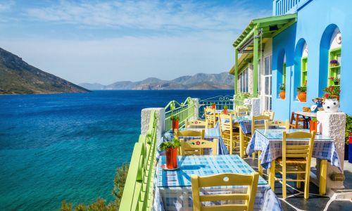 Terrasse eines typisch griechischen Restaurants