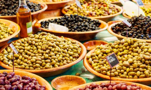Verschieden marinierte Oliven in der Provence