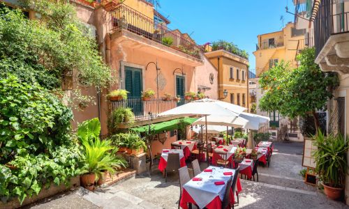 Straßencafe in Taormina