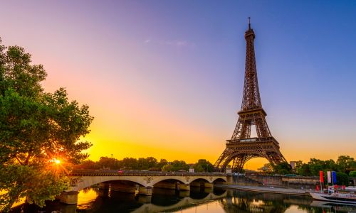Der Eiffelturm bei Sonnenuntergang
