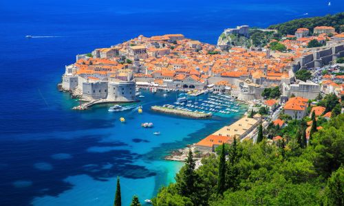 Panoramablick auf die Stadtmauer von Dubrovnik
