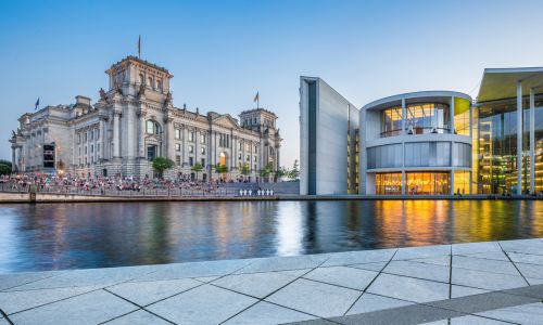 Regierungsviertel mit Reichstag und Spree