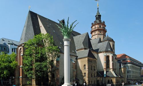 Die Nikolaikirche mit der Nikolaisäule