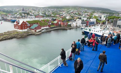 MS Norröna legt auf den Färöer Inseln an