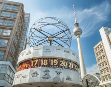 Die Weltzeituhr auf dem Alexanderplatz in Berlin